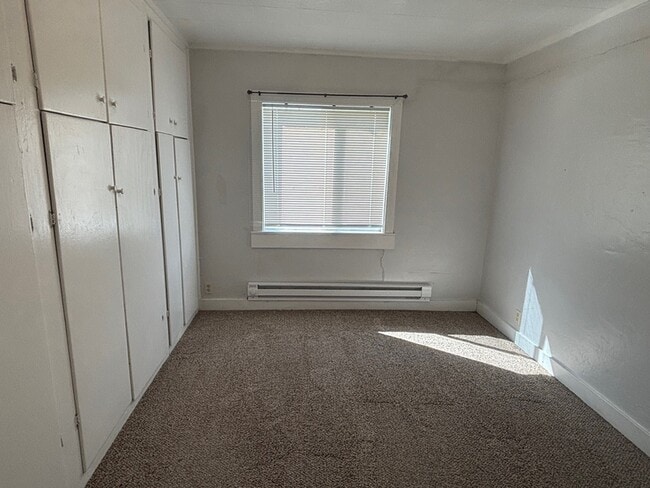 Building Photo - 435 NE Russell Ave