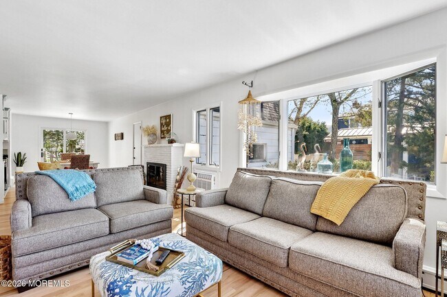 Building Photo - 1850 Fernwood Rd