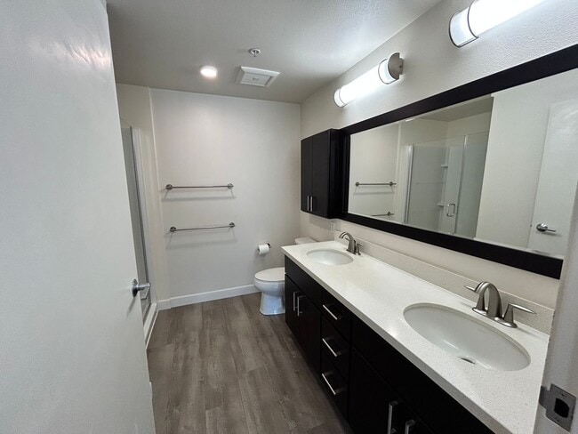 Building Photo - Spacious Kakaako 2-bedroom, 2-bath!