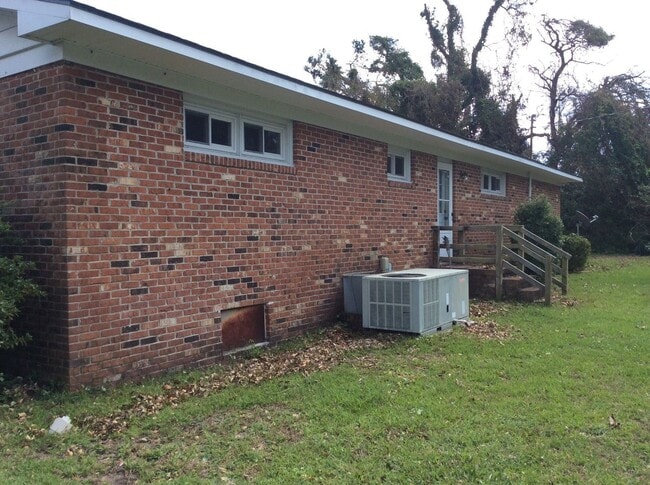 Building Photo - Home in Morehead City
