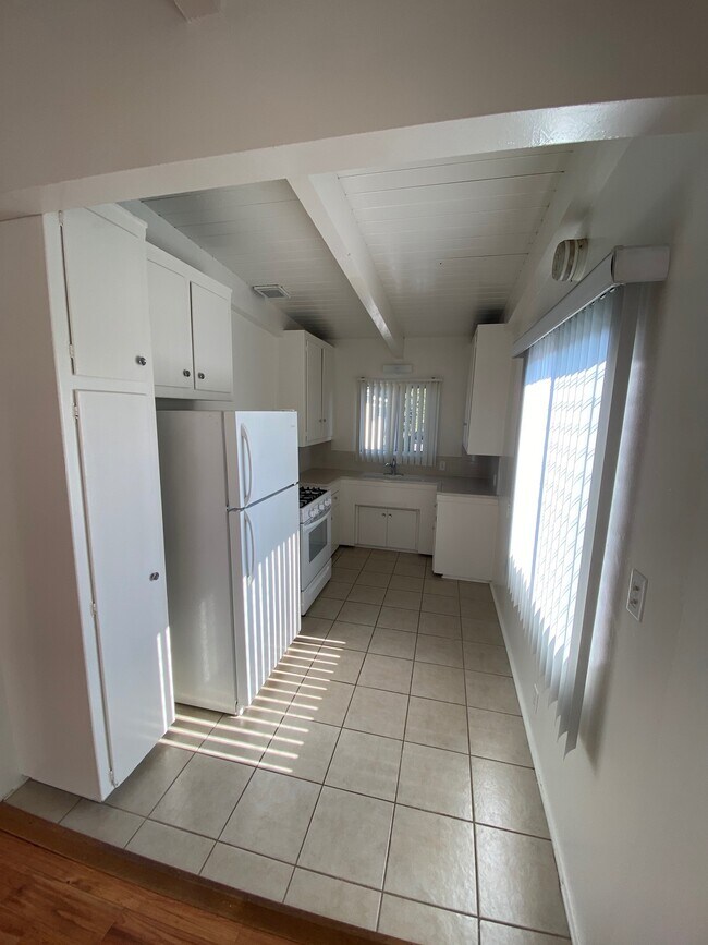 Building Photo - 11718 Victoria Ave