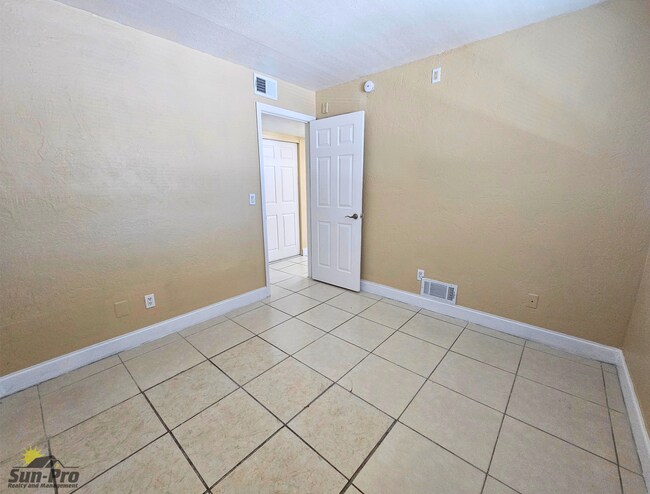 Building Photo - 900 S Peninsula Dr