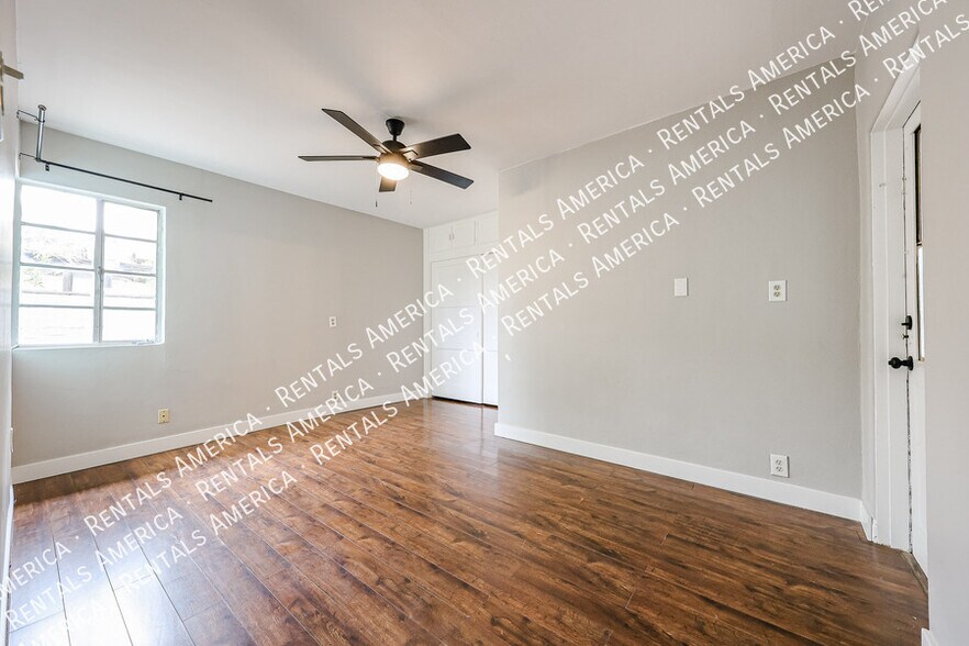 Building Photo - 1723 W Indianola Ave