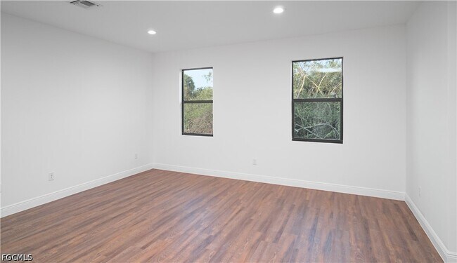Building Photo - 3027 NE Beechwood Cir