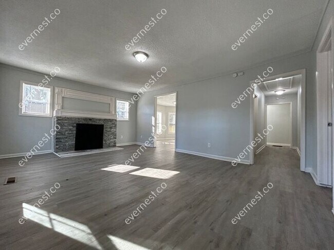 Building Photo - Charming 3-Bedroom, 2-Bathroom Home / Pet-...