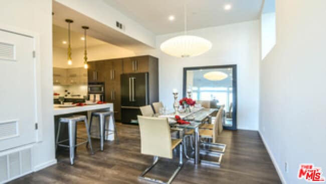 Building Photo - 649 Cross Ave