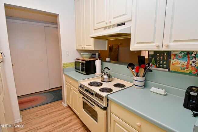 Building Photo - 2955 Lakeside Dr