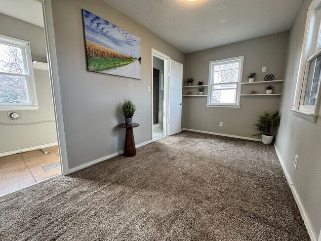 Building Photo - 2 bed, 1 bath home for rent in Waterloo