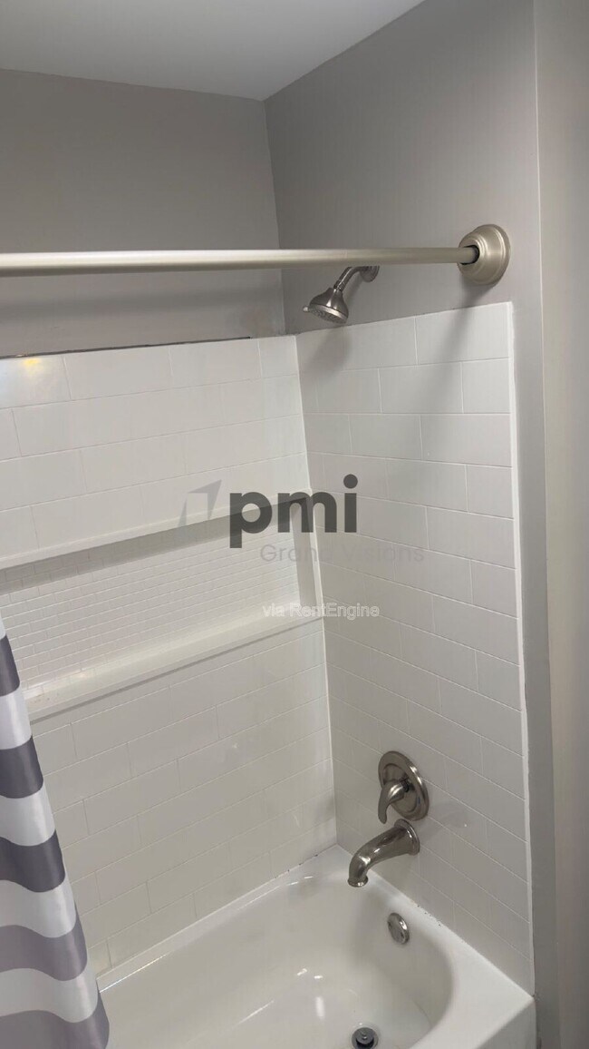 Building Photo - 1528 Division St