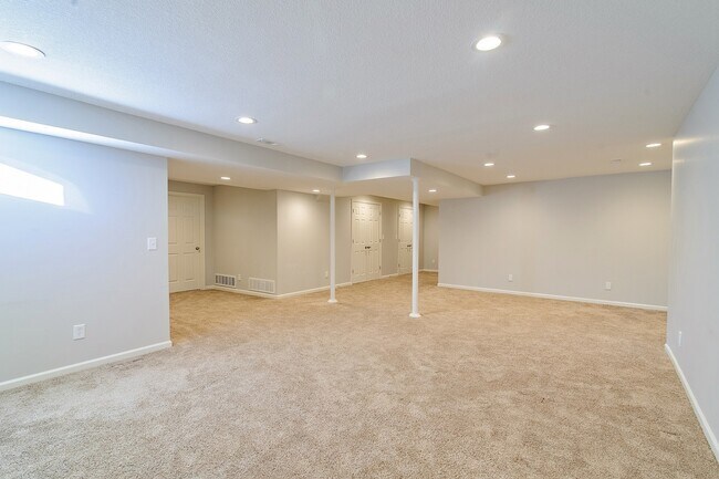 Building Photo - Gorgeous 4 Bedroom home in Blue Valley Schools