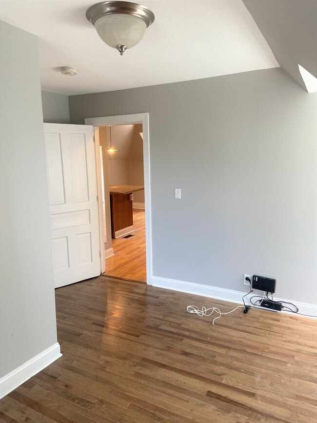 Building Photo - 5552 Avondale Pl