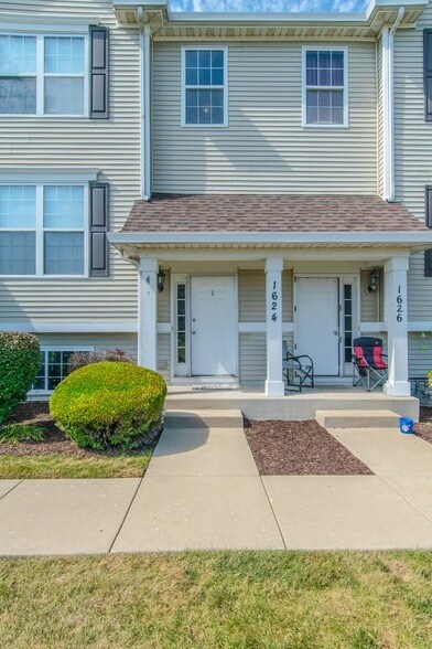 Building Photo - 1624 Fieldstone Dr N