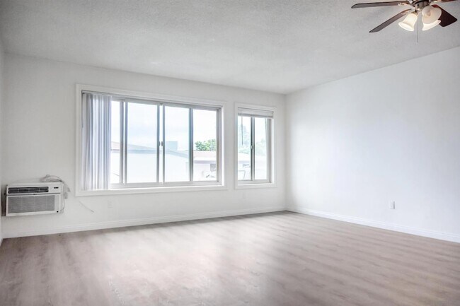 Building Photo - 7555 Linda Vista Rd