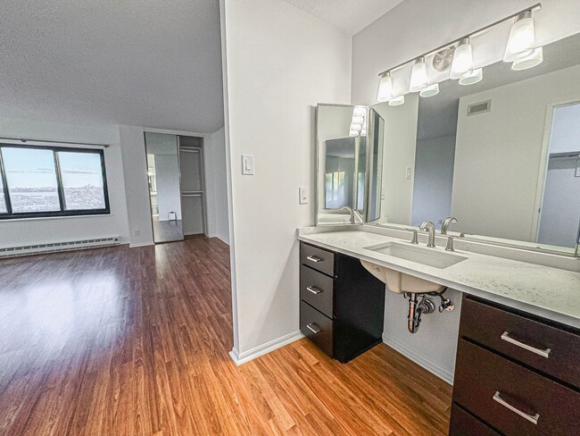 Building Photo - Newly Renovated 3 Bed 2.5 Bath Condo With ...