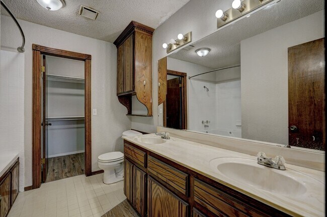 Building Photo - 4 bed, 2 bath home in Edmond