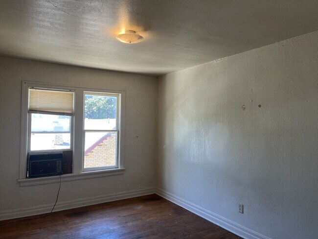 Building Photo - 2-Bedroom unit in Prime Oklahoma City Loca...
