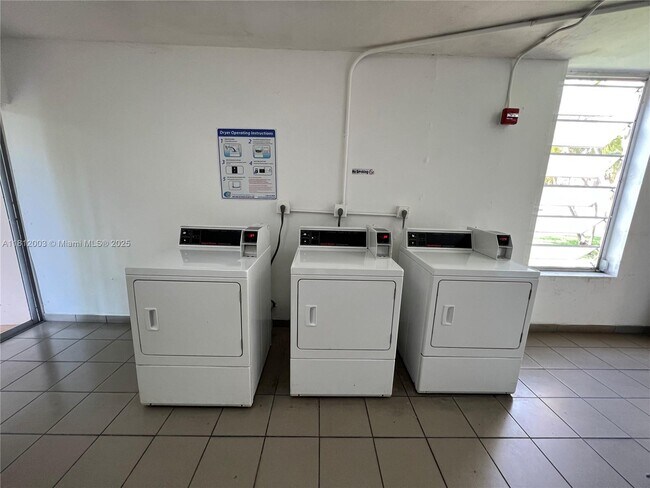 Building Photo - 8887 Fontainebleau Blvd