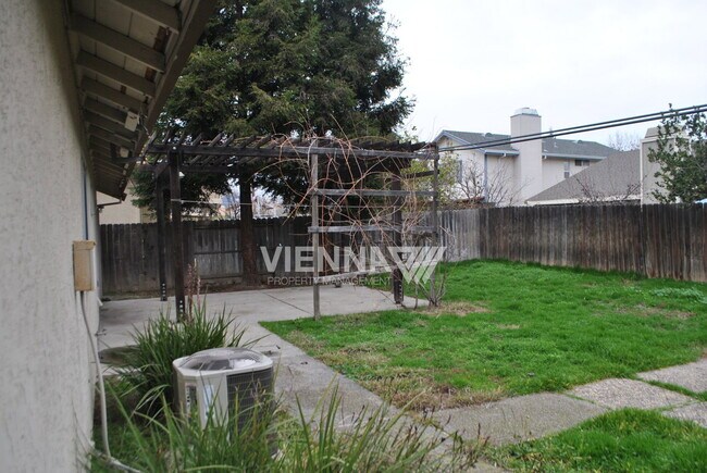 Building Photo - 4073 N Country Dr