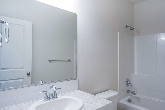Building Photo - Charming and Exceptionally Clean, 3 Bedroom