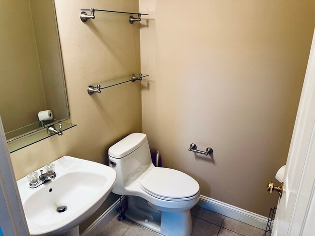 Building Photo - 9 Nirvana Dr