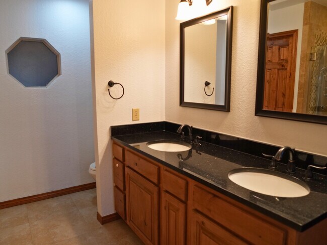 Building Photo - 3505 Crescent Ct