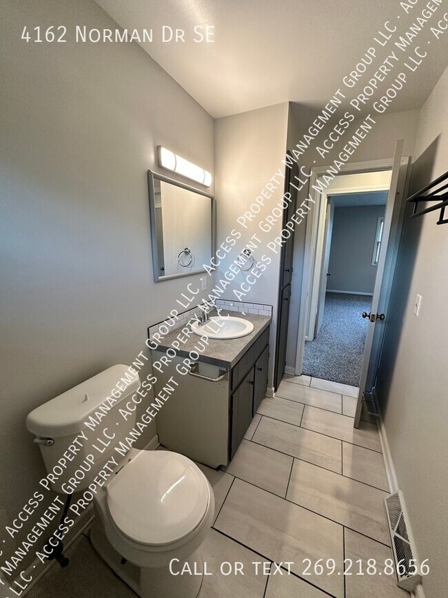 Building Photo - SE Side Update Two Bedroom Duplex