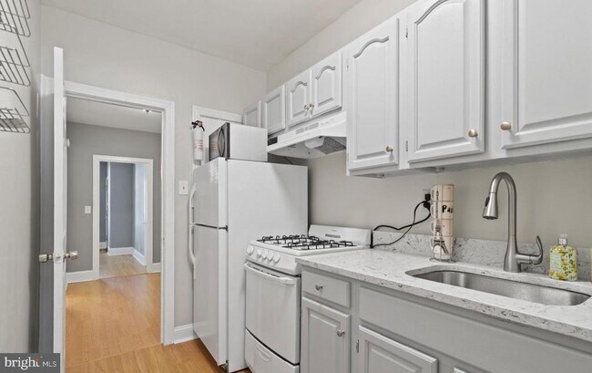 Building Photo - 217 Adams St NE