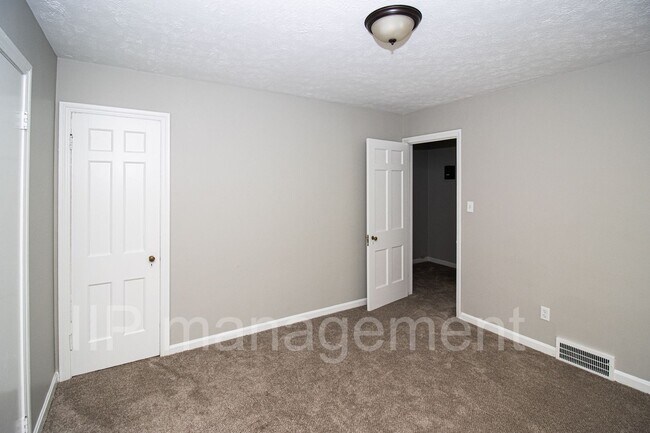 Building Photo - University Heights 4bed gorgeous 2nd Floor...