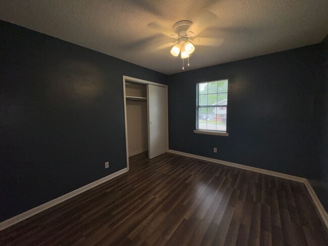Building Photo - Minutes From Jax State and Jacksonville Ci...