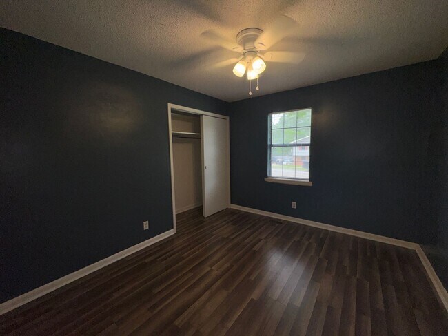 Building Photo - Minutes From Jax State and Jacksonville City Schools