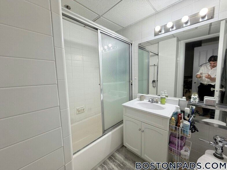 Building Photo - 62 Boylston St