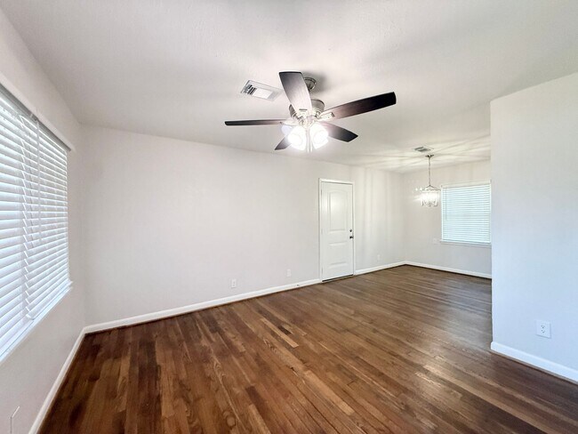Building Photo - Adorable 3/1/1 Home in Lake Jackson !