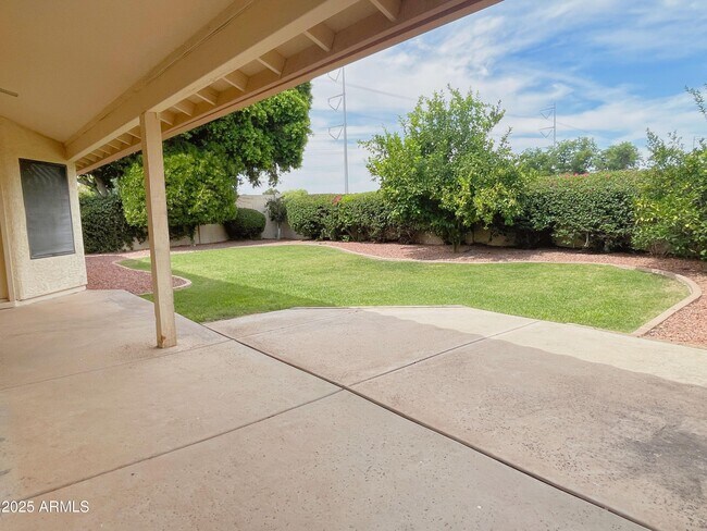 Building Photo - 319 N Riata St