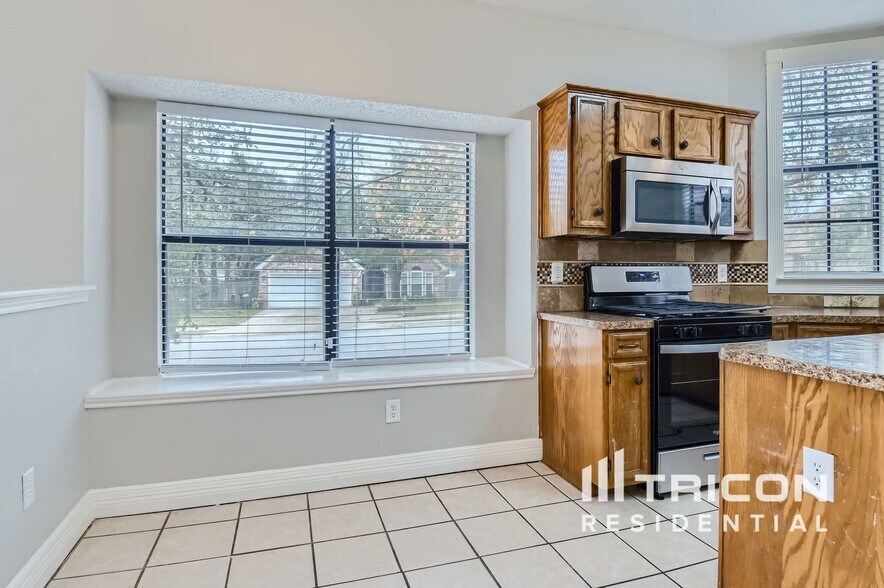 Building Photo - 1401 Deepwoods Trail