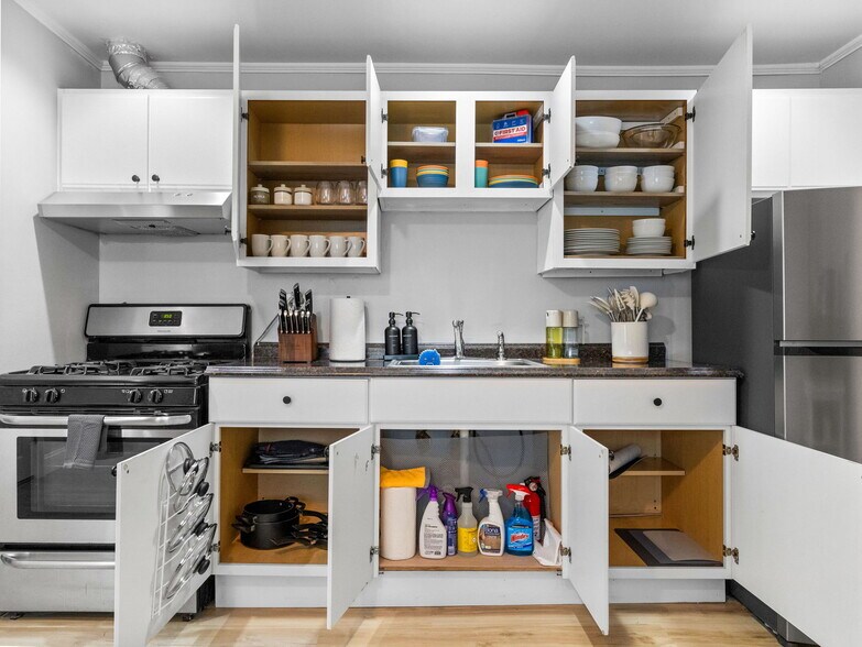 Building Photo - 168 School St