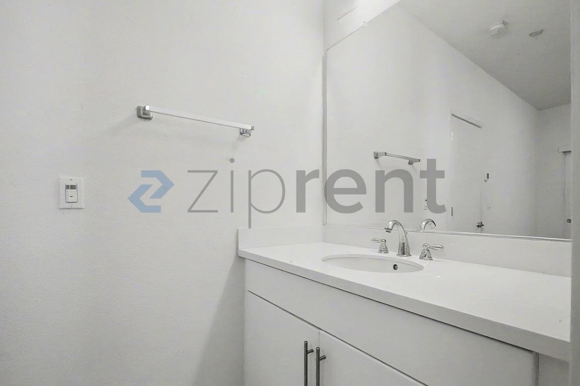 Building Photo - 450 Crate Ave