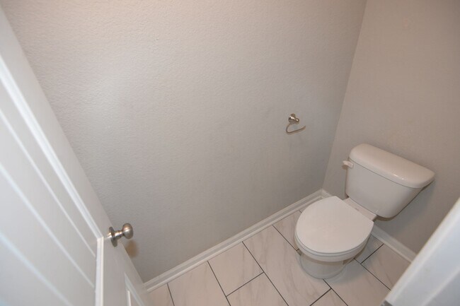 Building Photo - Spacious Single Family w/ Two Master Suites