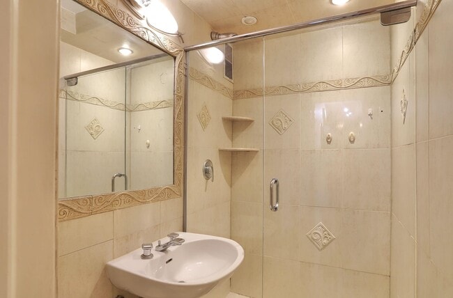 Building Photo - 225 St Pauls Ave