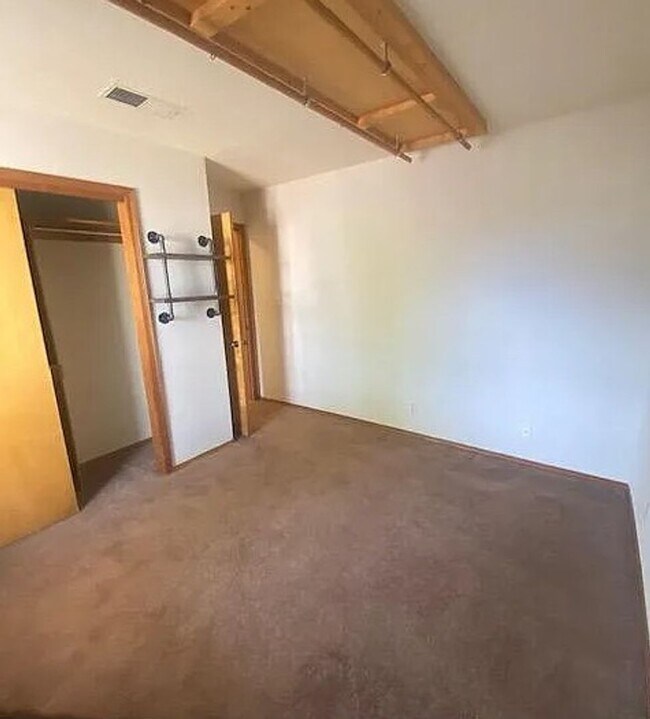 Building Photo - 2 Bed 2 Bath-NE Heights Townhome-Available September 1