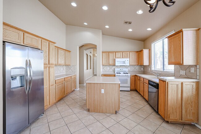Building Photo - 4bed with pool