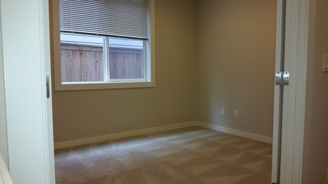 Building Photo - Amazing 4 beds, 2 dens, 2.75 baths in Kirkland.  Minutes to Microsoft/Costco