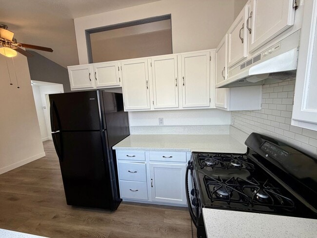 Building Photo - Light and Bright Henderson condo