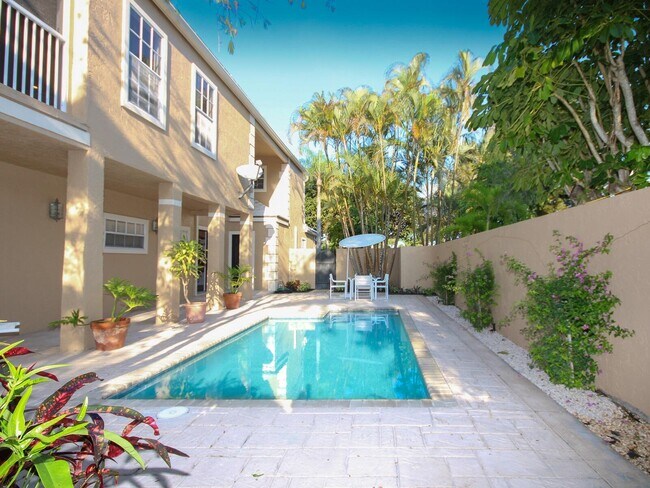 Building Photo - 11877 Pebblewood Dr
