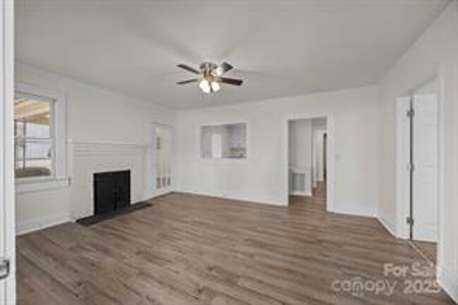 Building Photo - Remodeled Bungalow 3b,2ba, fenced yard - C...