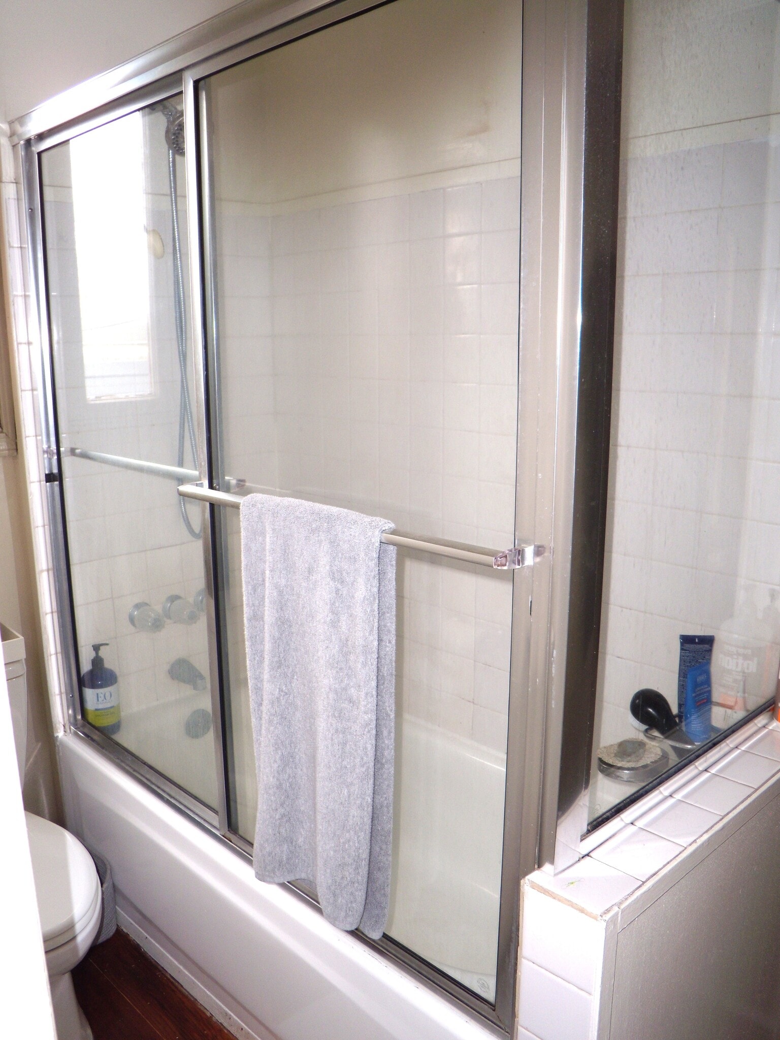 tub/shower - 913 Camelia St