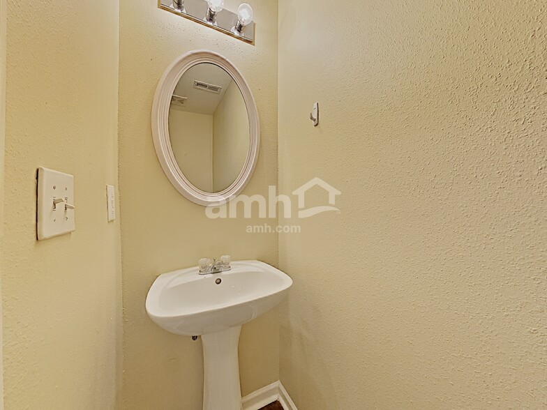 Building Photo - 6483 Grand Hickory Dr