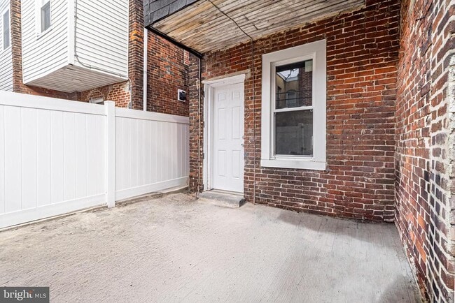 Building Photo - 1528 S Hollywood St