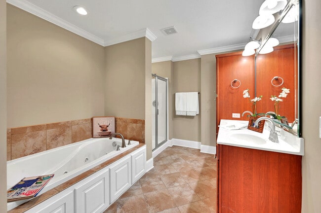 Building Photo - 2401 Dovedale Ct