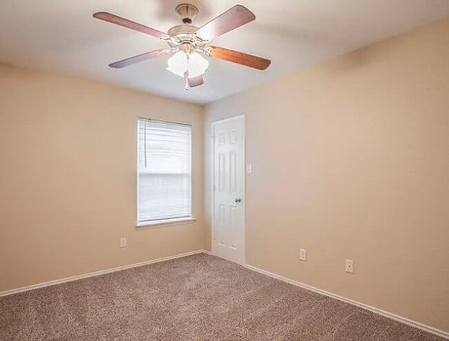 Building Photo - AVAILABLE NOW!