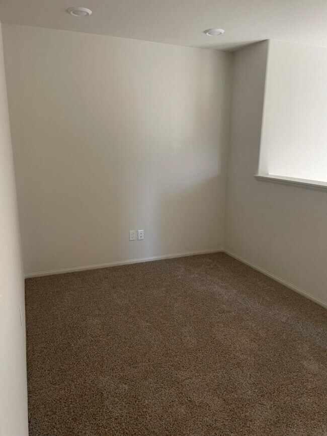 Building Photo - Beautiful New Home